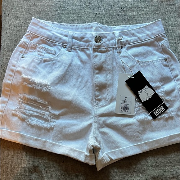 White distressed denim shorts. Never worn size 7 - Picture 4 of 4